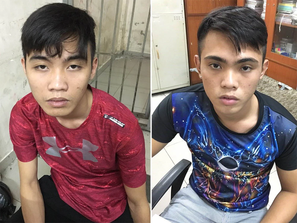 Hai tên cướp giật giỏ xách của cô gái người nước ngoài thì bị bắt giữ.